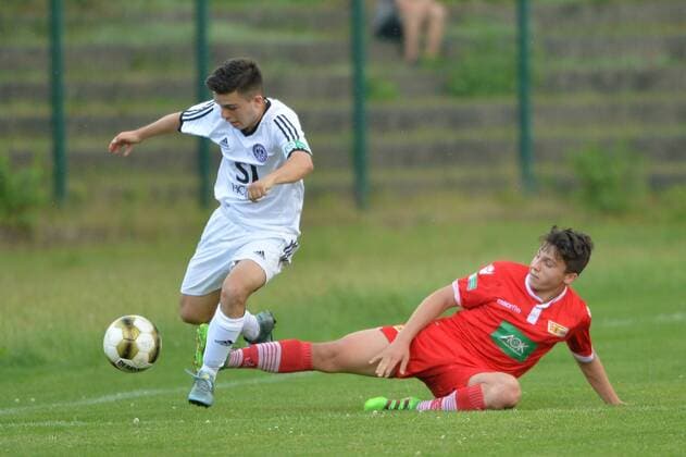 Fussball, Jugend, Saison 2015 16, B-Jugend Bundesliga Nord Nordost (26. Spieltag), 1. FC Union Berlin - Tennis Borussia Berlin, Oktay Ugur (Nr. 11, Tennis Borussia Berlin), Ben Florian Meyer (Nr. 17, 1. FC Union Berlin), 05.06.16,