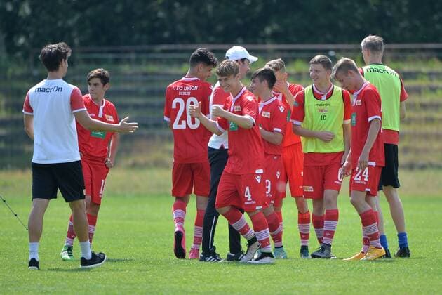 Fussball, Jugend, Saison 2015 16, B-Jugend Bundesliga Nord Nordost (26. Spieltag), 1. FC Union Berlin - Tennis Borussia Berlin, Jubel nach dem Klassenerhalt, 05.06.16,