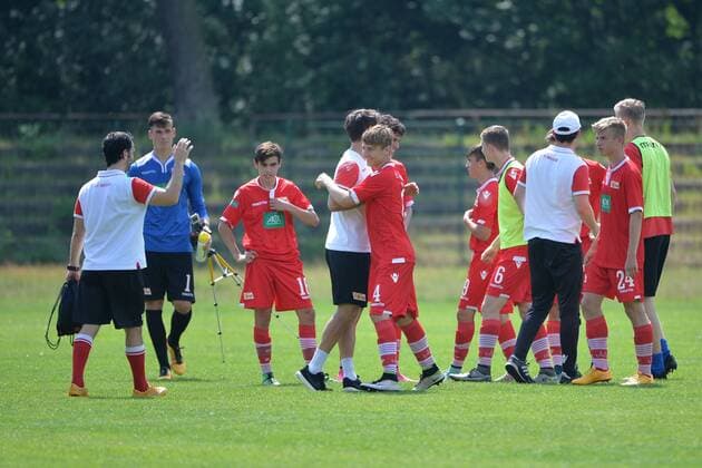 Fussball, Jugend, Saison 2015 16, B-Jugend Bundesliga Nord Nordost (26. Spieltag), 1. FC Union Berlin - Tennis Borussia Berlin, Jubel nach dem Klassenerhalt, 05.06.16,