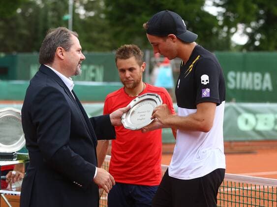 05.06.2016 - Tennis - ATP Tennis Herren Challenger Tour - Franken Challenge - Tournament Turnier - Männer Herren Finale - JüRa - Jan-Lennard Struff (Deutschland) mit Stefan Konrad (1. Vorsitzender TV Fürth 1860 Tennis )