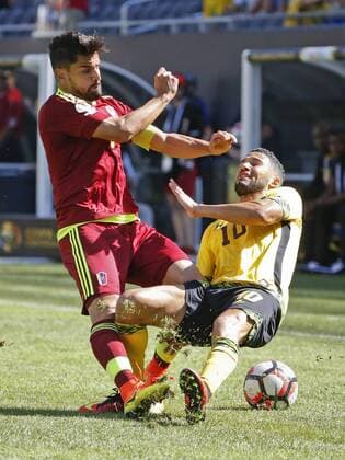 Venezuela Tomas Rincon (L) against Jamaica Jobi McAnuff (R) during their Copa America match at Soldier Field stadium in Chicago, Illinois, US, 05 June 2016. Jamaica Vs. Venezuela !ACHTUNG: NUR REDAKTIONELLE NUTZUNG!  CHI01 20160606-636007752710942391