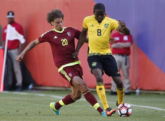 Venezuela Rolf Feltscher (L) against Jamaica Clayton Donaldson (R) during their Copa America match at Soldier Field stadium in Chicago, Illinois, US, 05 June 2016. Jamaica Vs. Venezuela !ACHTUNG: NUR REDAKTIONELLE NUTZUNG!  CHI01 20160606-636007767078789380