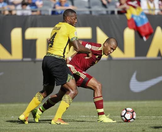 Venezuela Jose Salomon Rondon (R) against Jamaica Wes Morgan (L) during their Copa America match at Soldier Field stadium in Chicago, Illinois, US, 05 June 2016. Jamaica Vs. Venezuela !ACHTUNG: NUR REDAKTIONELLE NUTZUNG!  CHI01 20160606-636007781042661380