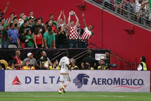 05 June 2016: Mexico fans catch an errant ball during the first half of the Copa America Centanario game against Uruguay at University of Phoenix Stadium in Glendale, Az. (Photo by Chris Coduto Icon Sportswire) SOCCER: JUN 05 Copa America Centenario - Mexico v Uruguay Icon3171606050715 EDITORIAL USE ONLY