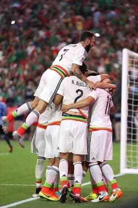 Copa America, Mexiko - Uruguay 05 June 2016: Mexico defender Miguel Layun 7 celebrates with teammates after a goal during the second half of the Copa America Centanario game against Uruguay at University of Phoenix Stadium in Glendale, Az. Mexico won 3-1. (Photo by Chris Coduto Icon Sportswire) SOCCER: JUN 05 Copa America Centenario - Mexico v Uruguay Icon3171606051638 EDITORIAL USE ONLY