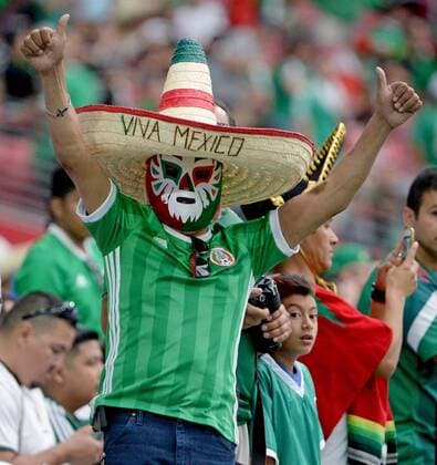 A Mexico fan wears a sombrero and a mask before the Mexico-Uruguay match during the COPA America Centenario at University of Phoenix Stadium in Glendale, Arizona, June 5, 2016.  PXP2016060518 ARTxFOXALL