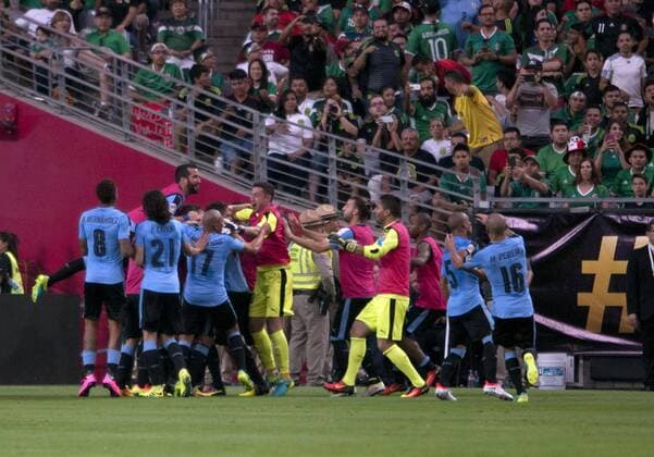 Copa America, Mexiko - Uruguay Uruguay players celebrate after scoring a goal to Mexico during their Copa America 2016 game, at the Phoenix University Stadium, in Glendale, Arizona, USA, 05 June 2016. EPA GARY WILLIAMS URUGUAY VS. MÉXICO !ACHTUNG: NUR REDAKTIONELLE NUTZUNG!  GLO24 20160606-636007920248823371