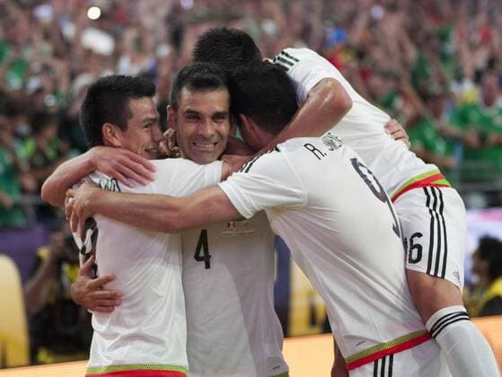 Copa America, Mexiko - Uruguay Mexican Rafael Marquez celebrates with teammates after scoring a goal to Uruguay during their Copa America 2016 game, at the Phoenix University Stadium, in Glendale, Arizona, USA, 05 June 2016. EPA GARY WILLIAMS URUGUAY VS. MÉXICO !ACHTUNG: NUR REDAKTIONELLE NUTZUNG!  GLO24 20160606-636007929717240439