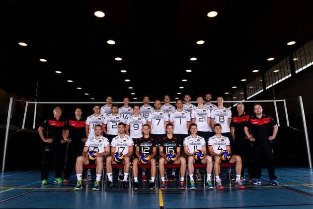 03.06.2015, Sportcentrum Papendal, Papendal Volleyball, Fotoshooting Nationalmannschaft Männer Maenner vorn (v.l.): Denys Kaliberda ( 6 GER), David Sossenheimer ( 17 GER), Leonhard Tille ( 12 GER), Julian Zenger ( 16 GER), Lukas Kampa ( 11 GER), Moritz Karlitzek ( 4 GER) Mitte (v.l.): Fons Vranken (Athletiktrainer GER), Ulf Nitschke (Physiotherapeut GER), Moritz Reichert ( 10 GER), Ruben Schott ( 2 GER), Jan Zimmermann ( 9 GER), Dirk Westphal ( 7 GER), Christian Fromm ( 1 GER), Tobias Krick ( 21 GER), Marcus Böhme Boehme ( 8 GER), Vital Heynen (Bundestrainer Trainer GER), Jan Kahlenbach (Teammanager Scout GER) hinten (v.l.): Daniel Malescha ( 19 GER), Tom Strohbach ( 14 GER), Georg Klein ( 18 GER), Sebastian Kühner Kuehner ( 5 GER), Simon Hirsch ( 13 GER), Philipp Collin ( 20 GER)