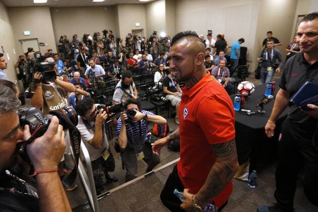 05 06 2016 Football, Juan Antonio Pizzi and Arturo Vidal press conference PK Pressekonferenz Chilean national team Nationalteam manager Juan Antonio Pizzi and player Arturo Vidal speak to the medias in a press conference the day before the Copa Centenario fottball match against Argentina at the Levi s stadium in Santa Clara, USA. 05 06 2016 