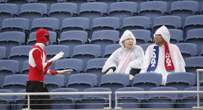 Supporters of Panama s national team Nationalteam wait for the beggining of the game under the rain, due to the pass of the tropical storm Colin, before the Copa America Centenario 2016 match between the national teams of Bolivia and Panama at the Camping World stadium in Orlando, Florida, USA, 06 june, 2016. Authorities decided to keep up the match despite the threat posed by the passage of Tropical Storm Colin by the northern state of Florida. BOLIVIA VS. PANAMA !ACHTUNG: NUR REDAKTIONELLE NUTZUNG!  FLO18 20160607-636008563005767450