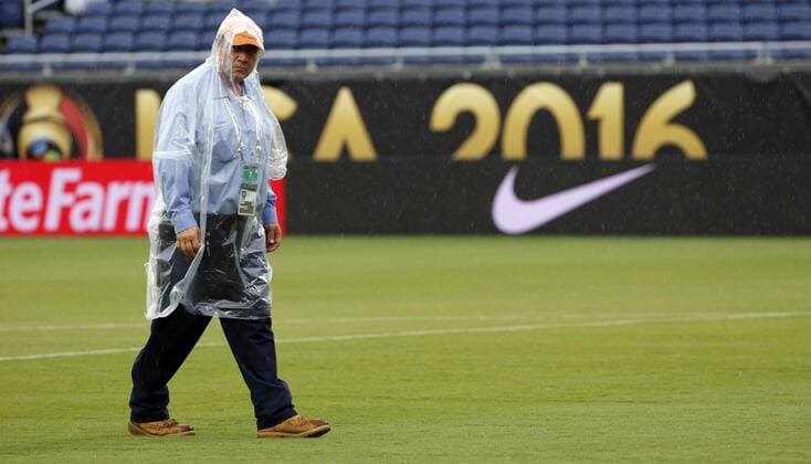 An inspector checks the pitch under the rain, due to the pass of the tropical storm Colin, before the Copa America Centenario 2016 match between the national teams of Bolivia and Panama at the Camping World stadium in Orlando, Florida, USA, 06 june, 2016. Authorities decided to keep up the match despite the threat posed by the passage of Tropical Storm Colin by the northern state of Florida. BOLIVIA VS. PANAMA !ACHTUNG: NUR REDAKTIONELLE NUTZUNG!  FLO20 20160607-636008563627583450