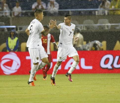 Bolivia s Juan Carlos Arce (R) celebrates after scoring against Panama, during their Copa America Centenario 2016 match at the Camping World stadium in Orlando, Florida, USA, 06 june, 2016. BOLIVIA VS. PANAMA !ACHTUNG: NUR REDAKTIONELLE NUTZUNG!  FLO44 20160607-636008641605630216