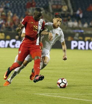 Bolivia s Nélson Cabrera (R) fights for the ball with Panama s Abdiel Arroyo (L), during their Copa America Centenario 2016 match at the Camping World stadium in Orlando, Florida, USA, 06 june, 2016. BOLIVIA VS. PANAMA !ACHTUNG: NUR REDAKTIONELLE NUTZUNG!  FLO43 20160607-636008660363072368
