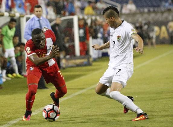 Bolivia s Juan Carlos Arce (R) fights for the ball with Panama s Abdiel Arroyo (L), during their Copa America Centenario 2016 match at the Camping World stadium in Orlando, Florida, USA, 06 june, 2016. BOLIVIA VS. PANAMA !ACHTUNG: NUR REDAKTIONELLE NUTZUNG!  FLO43 20160607-636008665339472368