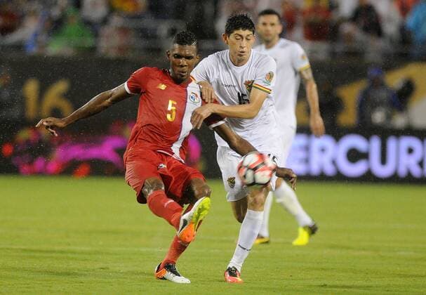 Bolivia s Pedro Azogue fights for the ball with Panama s Roderick Miller, during their Copa America Centenario 2016 match at the Camping World stadium in Orlando, Florida, USA, 06 june, 2016. BOLIVIA VS. PANAMA !ACHTUNG: NUR REDAKTIONELLE NUTZUNG!  FLO66 20160607-636008709733505751