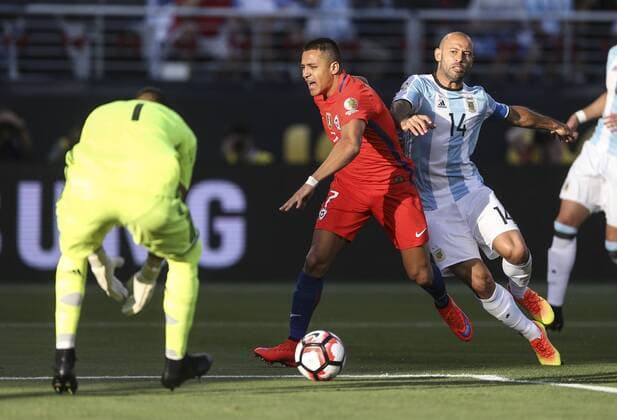 Argentina s Javier Mascherano (R) vies for the ball with Chilean Alexis Sanches during a game for the Copa America Centenario between Argentina and Chile in Santa Clara, California, EEUU, 06 June 2016. Argentina vs Chile !ACHTUNG: NUR REDAKTIONELLE NUTZUNG!  MMD05 20160607-636008719335149751