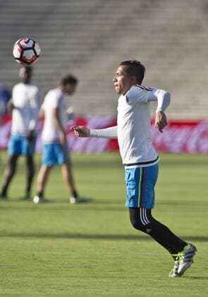 Dayro Moreno of the national team Nationalteam of Colombia participates in a training session at the Rose Bowl Stadium in Pasadena, US, 06 June 2016. The team is preparing for the Copa America Centenario 2016 game on Tuesday at the Rose Bowl stadium in Pasadena California. press conference PK Pressekonferenz of the coach of the National Team of Colombia !ACHTUNG: NUR REDAKTIONELLE NUTZUNG!  PAS03 20160607-636008721997745166