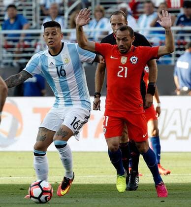 Argentina s Marcos Rojo (L) vies for the ball with Chilean Marcelo Diaz (R) during a game for the Copa America Centenario between Argentina and Chile in Santa Clara, California, EEUU, 06 June 2016. Argentina vs Chile !ACHTUNG: NUR REDAKTIONELLE NUTZUNG!  MMD05 20160607-636008723895892326