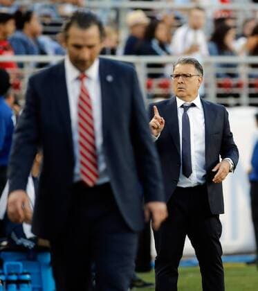 Argentinian head coach Gerardo Martino (R) and Chilean head coach Juan Antonio Pizzi (L) during a game for the Copa America Centenario between Argentina and Chile at the Levi s Stadium, in Santa Clara, California, EEUU, 06 June 2016. Argentina vs Chile !ACHTUNG: NUR REDAKTIONELLE NUTZUNG!  MMD05 20160607-636008729278756405
