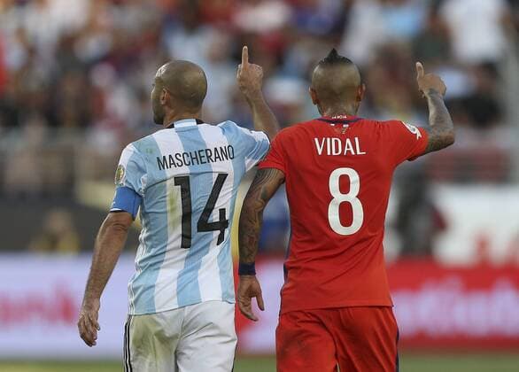 Chilean Arturo Vidal (R) and Argentinian Javier Mascherano (L) during a game for the Copa America Centenario between Argentina and Chile at the Levi s Stadium, in Santa Clara, California, EEUU, 06 June 2016. Argentina vs Chile !ACHTUNG: NUR REDAKTIONELLE NUTZUNG!  MMD05 20160607-636008736231667903