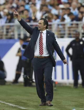 Chile s head coach Juan Antonio Pizzi gives instructions to his players during a game for the Copa America Centenario between Argentina and Chile at the Levi s Stadium, in Santa Clara, California, EEUU, 06 June 2016. Argentina vs Chile !ACHTUNG: NUR REDAKTIONELLE NUTZUNG!  MMD05 20160607-636008741359855903