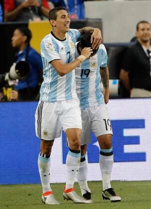 Argentinian Ever Banega (R) celebrates with teammate Angel Di Maria (L) after scoring a goal during a game for the Copa America Centenario between Argentina and Chile at the Levi s Stadium, in Santa Clara, California, EEUU, 06 June 2016. Argentina vs Chile !ACHTUNG: NUR REDAKTIONELLE NUTZUNG!  MMD05 20160607-636008749661863903