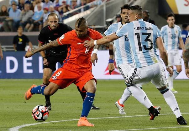 Chilean Arturo Vidal kicks the ball as Argentinian Ramiro Funes Mori (R) challenges on him during a game for the Copa America Centenario between Argentina and Chile at the Levi s Stadium, in Santa Clara, California, EEUU, 06 June 2016. Argentina vs Chile !ACHTUNG: NUR REDAKTIONELLE NUTZUNG!  MMD05 20160607-636008752309339903