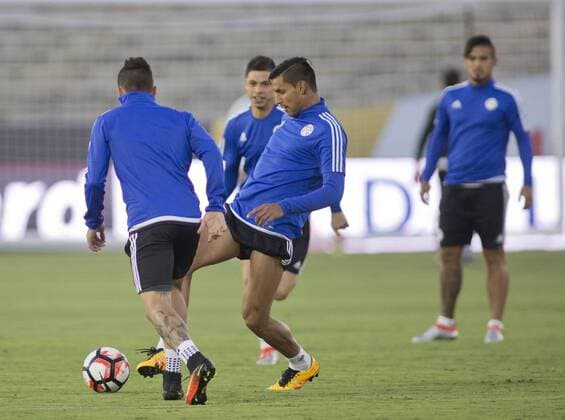 Edgar Benítez (2-R) of the national team Nationalteam of Paraguay in action during their practice at the Rose Bowl Stadium in Pasadena, US, on 06 June 2016. The team is preparing for the Copa America Centenario 2016 game on Tuesday at the Rose Bowl stadium in Pasadena California. Paraguay pratices at the Rose Bowl stadium !ACHTUNG: NUR REDAKTIONELLE NUTZUNG!  PAS301 20160607-636008762198843316