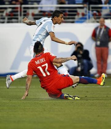 Argentina player Angel Di Maria (L) scores the first goal of the game as Chile player Gary Medel (R) defends in the second half during the soccer game of Copa America Centenario between Argentina and Chile in Santa Clara, California, EEUU, 06 June 2016. Argentina beat Chile 2-1. Argentina vs Chile !ACHTUNG: NUR REDAKTIONELLE NUTZUNG!  MMD05 20160607-636008776244285286