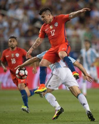 Chile s Gary Medel (front) jumps up to defend during the Copa America Centenario Group D match between Argentina and Chile at the Levi s Stadium in Santa Clara, California, the United States, June 6, 2016. Argentina won by 2-1. Yang Lei) (SP)U.S.-SANTA CLARA-COPA AMERICA-GROUP D-ARG VS CHL YangxLeixfromxChongqing 