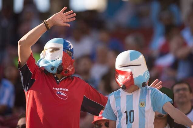Two supporters wait for the start of the Copa America Centenario Group D match between Argentina and Chile at the Levi s Stadium in Santa Clara, California, the United States, June 6, 2016. Yang Lei) (SP)U.S.-SANTA CLARA-COPA AMERICA-GROUP D-ARG VS CHL YangxLeixfromxChongqing 