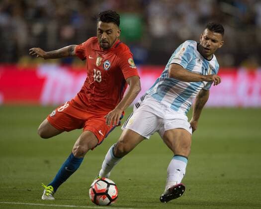 Argentina s Sergio Aguero (R) vies with Chile s Gonzalo Jara during their Copa America Centenario Group D match at the Levi s Stadium in Santa Clara, California, the United States, June 6, 2016. Argentina won by 2-1. Yang Lei) (SP)U.S.-SANTA CLARA-COPA AMERICA-GROUP D-ARG VS CHL YangxLeixfromxChongqing 