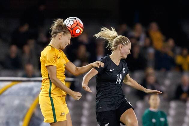 Fußball, Damen, Testspiel, Australien - Neuseeland June 7, 2016: STEPHANIE CATLEY (7) of Australia heads the ball during an International Friendly Länderspiel match between the Australian Matildas and the New Zealand Football Ferns as part of the teams preparation for the Rio Olympic Games Olympische Spiele Olympia OS at Etihad Stadium, Melbourne. Soccer 2016: Womens Soccer Australia v New Zealand - ZUMAc04_