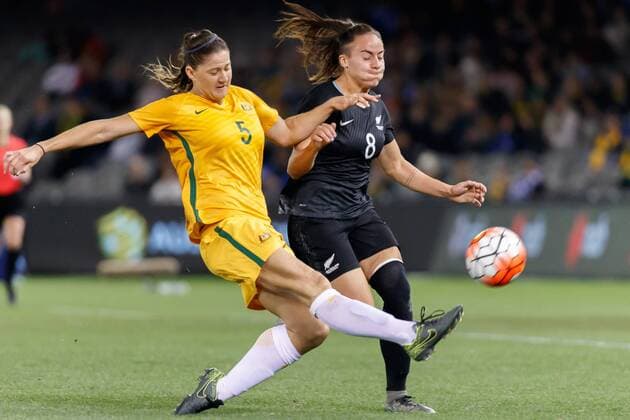 Fußball, Damen, Testspiel, Australien - Neuseeland June 7, 2016: LAURA ALLEWAY (5) of Australia and JASMINE PEREIRA (8) of New Zealand fight for the ball during an International Friendly Länderspiel match between the Australian Matildas and the New Zealand Football Ferns as part of the teams preparation for the Rio Olympic Games Olympische Spiele Olympia OS at Etihad Stadium, Melbourne. Soccer 2016: Womens Soccer Australia v New Zealand - ZUMAc04_