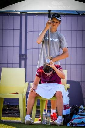 Belgian Kirsten Flipkens pours water over her head during a tennis game between Belgian Kirsten Flipkens WTA Tennis Damen 61) and Japanese Risa Ozaki (WTA 124) in the first round of the women s singles at the Ricoh Open WTA tennis tournament in Rosmalen, the Netherlands, Tuesday 07 June 2016. LUCxCLAESSEN  x04866969x
