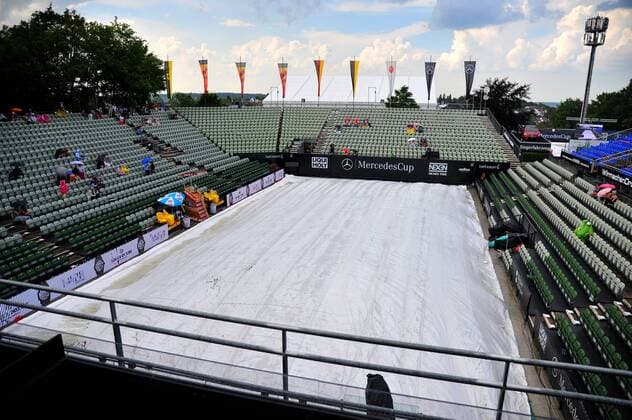 Bilder des Tages - SPORT Regenunterbrechung, der Center Court ist mit einer Plane abgedeckt, Zuschauer mit Regenschirme. Deutschland, Stuttgart: Tennis, MercedesCup 2016: 1.Runde am 07.06.2016, TC Weissenhof.