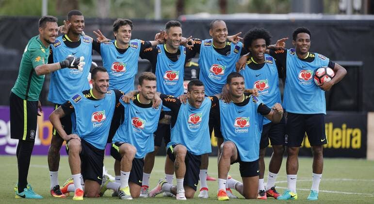 Brazil s players pose after a training session at Florida University in Orlando, United States, 7 June 2016, where they will face Haiti tomorrow during a match of Copa America Centenario. BRAZIL S TRAINING SESSION IN ORLANDO !ACHTUNG: NUR REDAKTIONELLE NUTZUNG!  FLO002 20160608-636009456337966011