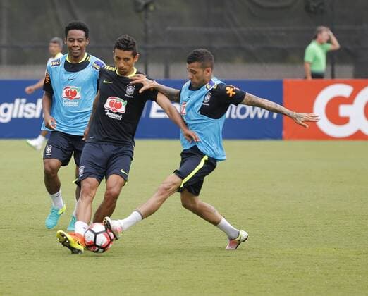 Brazil s players Marquinhos (C) and Dani Alves (R) participate in a training session at Florida University in Orlando, United States, 7 June 2016, where the team will face Haiti tomorrow during a match of Copa America Centenario. BRAZIL S TRAINING SESSION IN ORLANDO !ACHTUNG: NUR REDAKTIONELLE NUTZUNG!  FLO004 20160608-636009456984898011