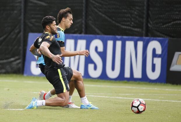 Brazil s players Hulk (L) and Rodrigo Caio (R) participate in a training session at Florida University in Orlando, United States, 7 June 2016, where the team will face Haiti tomorrow during a match of Copa America Centenario. BRAZIL S TRAINING SESSION IN ORLANDO !ACHTUNG: NUR REDAKTIONELLE NUTZUNG!  FLO005 20160608-636009463511158011