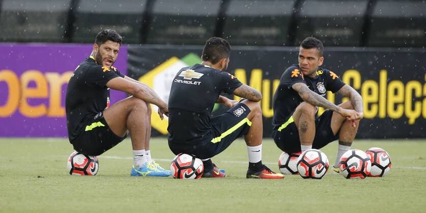 Brazil s players Hulk (L) and Dani Alves (R) participate in a training session at Florida University in Orlando, United States, 7 June 2016, where the team will face Haiti tomorrow during a match of Copa America Centenario. BRAZIL S TRAINING SESSION IN ORLANDO !ACHTUNG: NUR REDAKTIONELLE NUTZUNG!  FLO006 20160608-636009463521766011
