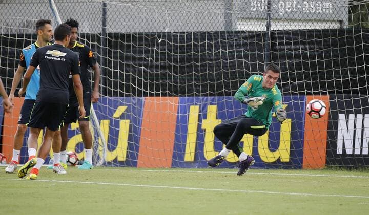 Brazil s goalkeeper Marcelo Grohe (R) participates in a training session at Florida University in Orlando, United States, 7 June 2016, where the team will face Haiti tomorrow during a match of Copa America Centenario. BRAZIL S TRAINING SESSION IN ORLANDO !ACHTUNG: NUR REDAKTIONELLE NUTZUNG!  FLO008 20160608-636009469148842011