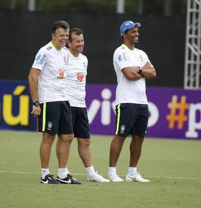 Brazil s coach Carlos Dunga (C) participates in a training session at Florida University in Orlando, United States, 7 June 2016, where the team will face Haiti tomorrow during a match of Copa America Centenario. BRAZIL S TRAINING SESSION IN ORLANDO !ACHTUNG: NUR REDAKTIONELLE NUTZUNG!  FLO009 20160608-636009469778770011