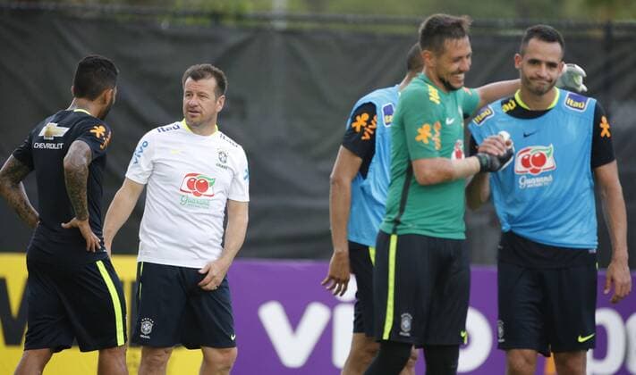 Brazil s coach Carlos Dunga (2L) participates in a training session at Florida University in Orlando, United States, 7 June 2016, where the team will face Haiti tomorrow during a match of Copa America Centenario. BRAZIL S TRAINING SESSION IN ORLANDO !ACHTUNG: NUR REDAKTIONELLE NUTZUNG!  FLO010 20160608-636009469789066011