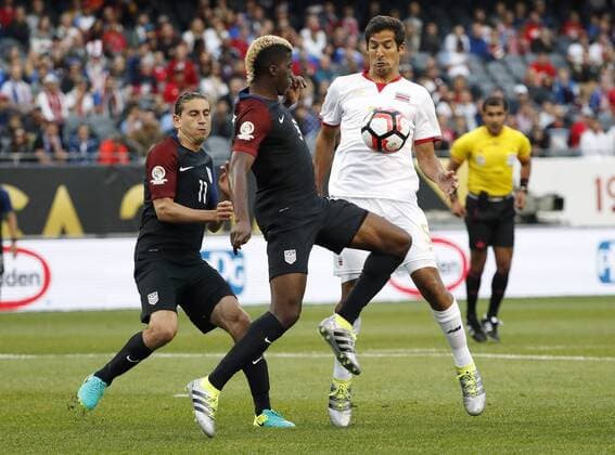 Copa America, USA - Costa Rica United States midfielder Alejandro Bedoya (11), forward Gyasi Zerdes (9) and Costa Rica midfielder Celso Borges (R) go for the ball during the fist half of the Copa America Centenario Group A match at the Soldier Field in Chicago, Illinois, United States, 7 June 2016. UNITED STATES VS COSTA RICA !ACHTUNG: NUR REDAKTIONELLE NUTZUNG!  CHI011 20160608-636009537415245546