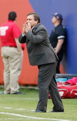 Copa America, USA - Costa Rica Costa Rica manager Oscar Ramirez yells during the fist half of the Copa America Centenario Group A match against the United States at the Soldier Field in Chicago, Illinois, United States, 7 June 2016. UNITED STATES VS COSTA RICA !ACHTUNG: NUR REDAKTIONELLE NUTZUNG!  CHI013 20160608-636009540579861546
