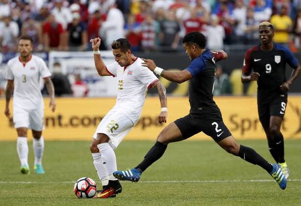 Copa America, USA - Costa Rica Costa Rica defender Ronald Matarrita (22) moves he ball as United States defender DeAndre Yedlin (2) tries to steal during the fist half of the Copa America Centenario Group A match at the Soldier Field in Chicago, Illinois, United States, 7 June 2016. UNITED STATES VS COSTA RICA !ACHTUNG: NUR REDAKTIONELLE NUTZUNG!  CHI019 20160608-636009545026797546