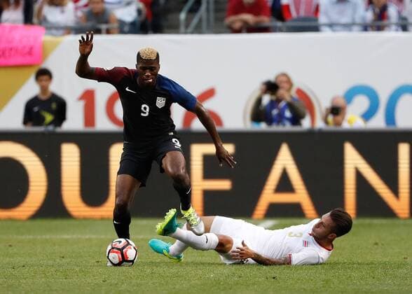 Copa America, USA - Costa Rica Costa Rica defender Francisco Calvo (3) tries to tackle United States forward Gyasi Zerdes (9) during the fist half of the Copa America Centenario Group A match at the Soldier Field in Chicago, Illinois, United States, 7 June 2016. UNITED STATES VS COSTA RICA !ACHTUNG: NUR REDAKTIONELLE NUTZUNG!  CHI021 20160608-636009547590969546