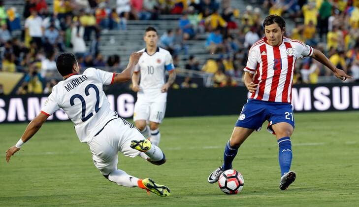 Copa America, Kolumbien - Paraguay Paraguay s Oscar Romero (R) tries to overcome Colombia s Jeison Murillo (L) during their Copa America Centenario Group A match at the Rose Bowl stadium in Pasadena, California, United States, 7 June 2016. EFE Juan Carlos Cardenas COLOMBIA VS PARAGUAY !ACHTUNG: NUR REDAKTIONELLE NUTZUNG!  SCL007 20160608-636009585022558225