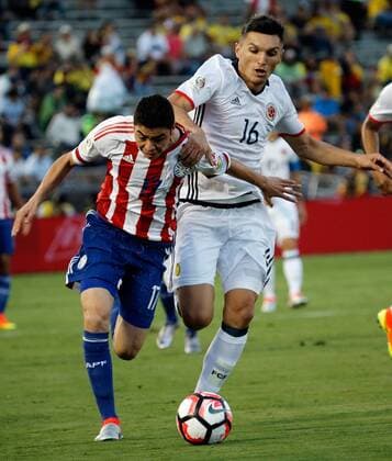 Copa America, Kolumbien - Paraguay Paraguay s Miguel Almiron (L) tries to overcome Colombia s Daniel Torres during their Copa America Centenario Group A match at the Rose Bowl stadium in Pasadena, California, United States, 7 June 2016. EFE Juan Carlos Cardenas COLOMBIA VS PARAGUAY !ACHTUNG: NUR REDAKTIONELLE NUTZUNG!  SCL008 20160608-636009585648584910